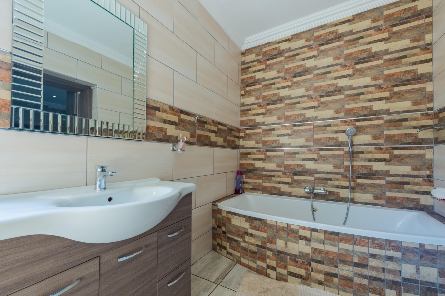 4 Bedroom Property for Sale in Geelhoutpark North West